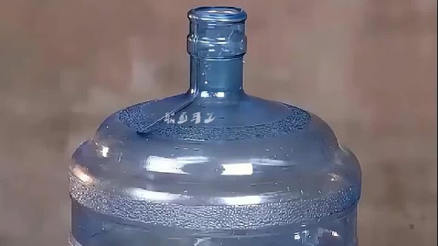 男子利用塑料水桶制作出一款水陆两栖的飞机艇，真是太有创意了