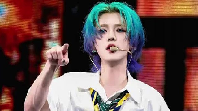 鹿晗厦门开唱，活力演绎别样动感舞步