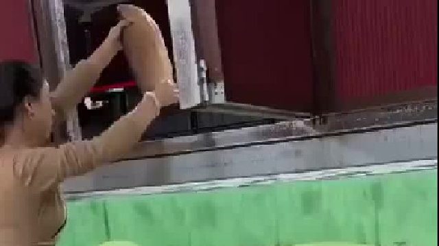 女子持鱼欲投喂，入水惊见此鱼竟将金龙鱼一口吞下