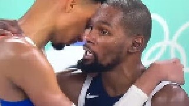 篮球场的暖心瞬间……