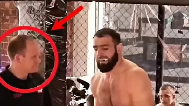 地中海大叔勇闯格斗擂台，开局被肌肉壮汉暴打，忍辱负重绝地反杀