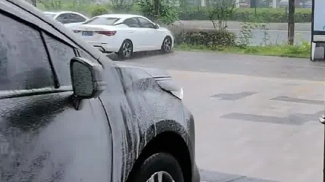 洗到一半突然下雨了，车主头也不回就开走了
