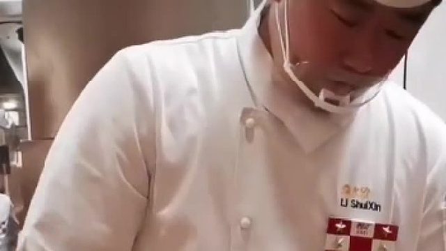 现场制作大盘鸡，网友吐槽：电磁炉炒大盘鸡，头一回见。