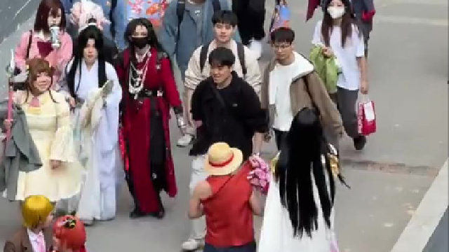 起猛了 看见路飞被女帝打了  ​