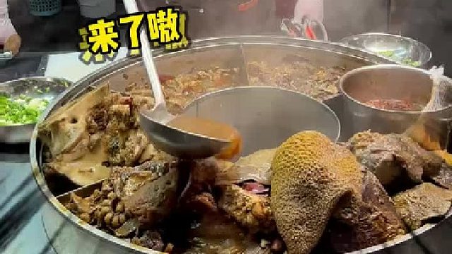 偶遇街边牛杂，超大牛骨抓着吃好香~ 