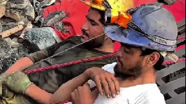 巴基斯坦工人在煤井中挖煤