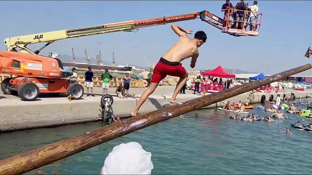 极限独木桥挑战，只要摘下桥头的小红旗，一万美刀就能抱回家