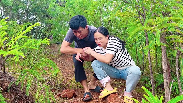 小两口高高兴兴上山摘野果，“2分17秒”意外发生了