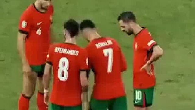 B费突然抢踢C罗任意球，或是想自我表现，或是对C罗不信任