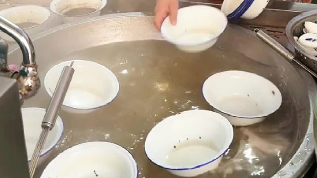 扬州高邮特色美食“水上漂”特制的酱油搭配猪油