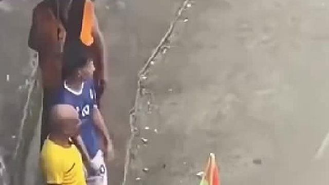 雨中比赛，球员在泥泞中努力拼搏，汗水与雨水交织，为梦想奋斗！