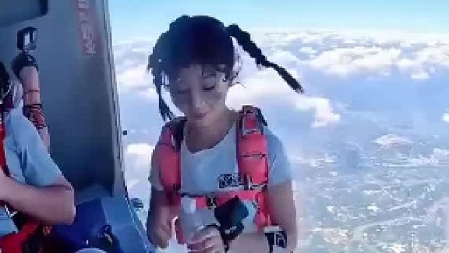 女子5年跳伞2506次，“我很爱这项运动，也想跳到