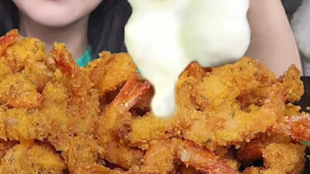 沉浸式吃炸鸡，已经流口水了