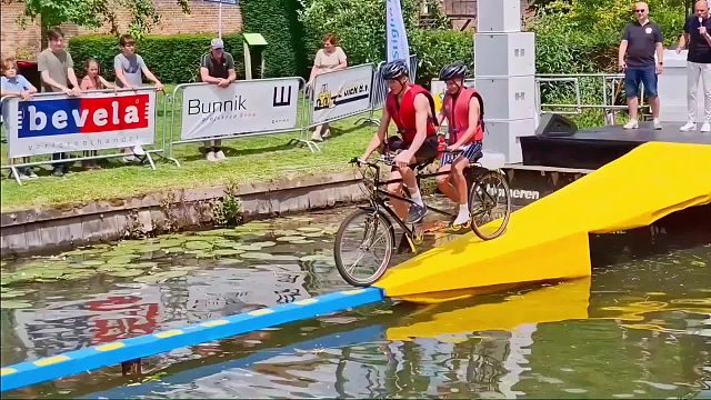 自行车骑行挑战，骑到独木桥终点 ，一千块的大奖就能抱回家