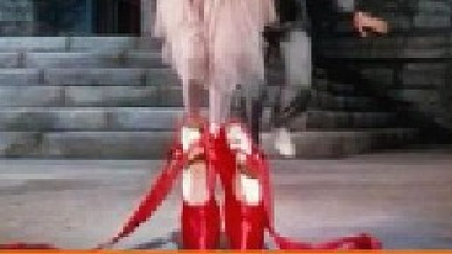 女人穿上一双诡异的红色舞鞋，却发生了诡异的一幕