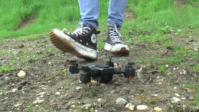 报废无人机的模特小姐姐