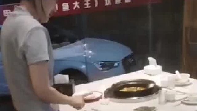 老板娘去收桌时，结果看到顾客摆放的，当场看到怀疑人生！