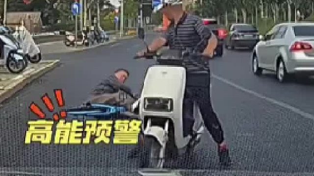 两位大爷骑车不慎相撞，确认过眼神后，骑电车大爷一溜烟跑了