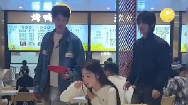 女生在食堂吃错别人的饭，还以为别人是来搭讪她的