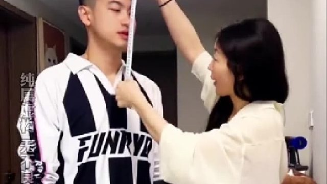 女生帮忙量身高，结果让人意想不到！