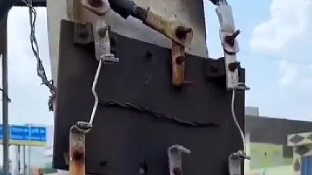 印度电工徒手接电 干这行真需八字够硬 网友：他对钳子还真有信心