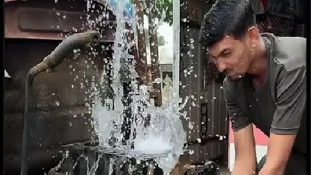 老巴师傅维修拖拉机的精彩瞬间