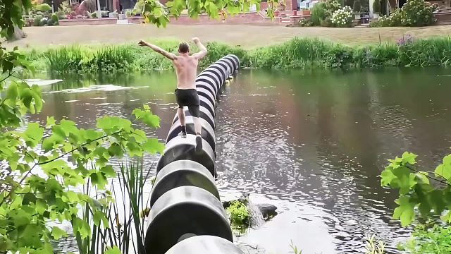 你绝对不可能完成的挑战，通过滚筒独木桥，解锁算你厉害的头衔