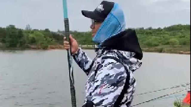 10米的大物竿终于上了一尾巨物