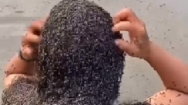 女子的头发上是什么东西有知道的吗