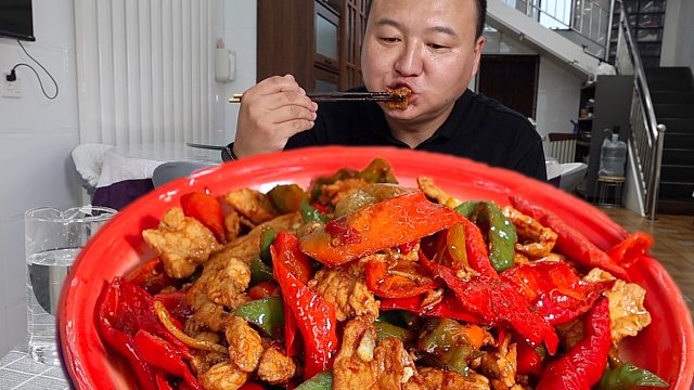 网友想看辣椒炒肉，一口沦陷！这盘辣椒炒肉香到连炫3碗白米饭