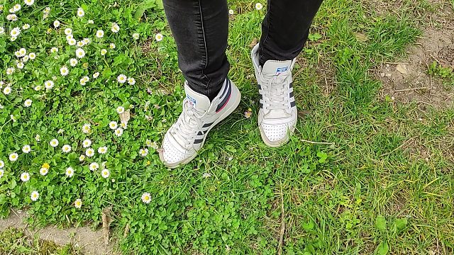 清除野花杂草的模特小姐姐