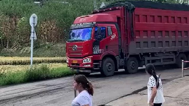 货车司机过桥洞村民帮忙清理网友称是人情世故