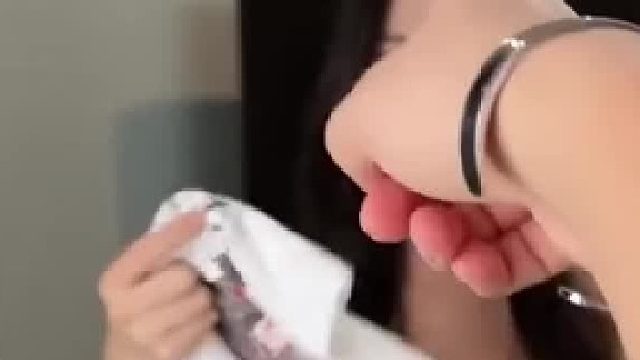 老公新买的毛巾，图案怪好看的，用水打湿才发现另有乾坤