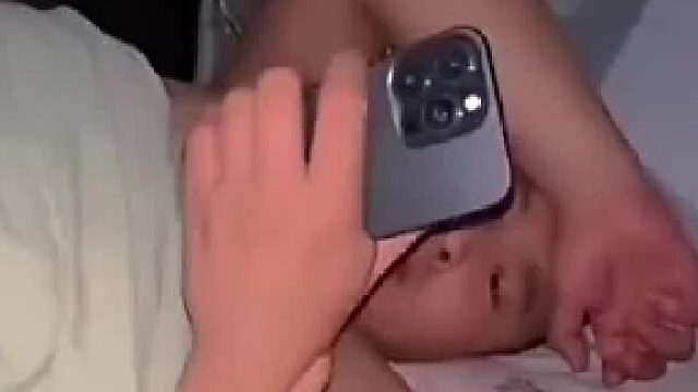 妻子吐糟丈夫半夜老玩手机，丈夫转身准备换电脑玩