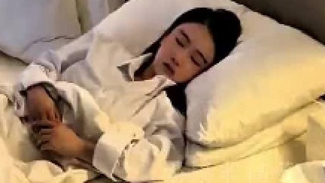 情侣第一次约会，竟然睡到中午12点，地上的纸巾亮了！