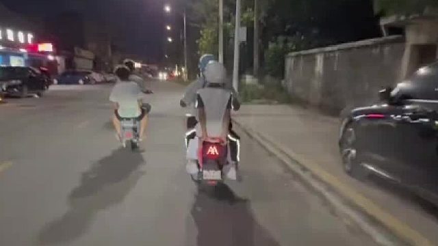 小孩哥 你作业掉了……