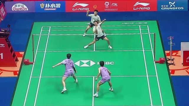 2025中国羽毛球大师赛，对手关键分失误，一百组合顶住压力，首局险胜