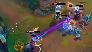 因?yàn)闊釔?，所以?lián)盟。這就是英雄聯(lián)盟的魅力！