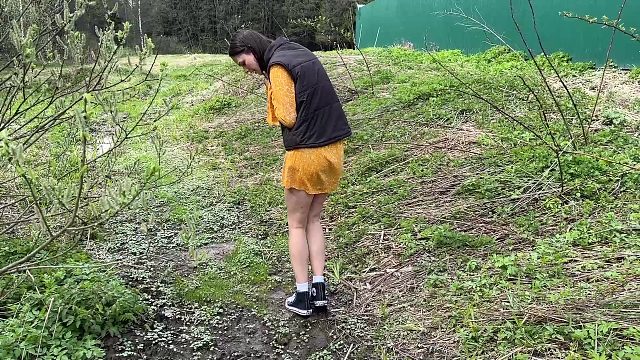 泥地探险的模特小姐姐