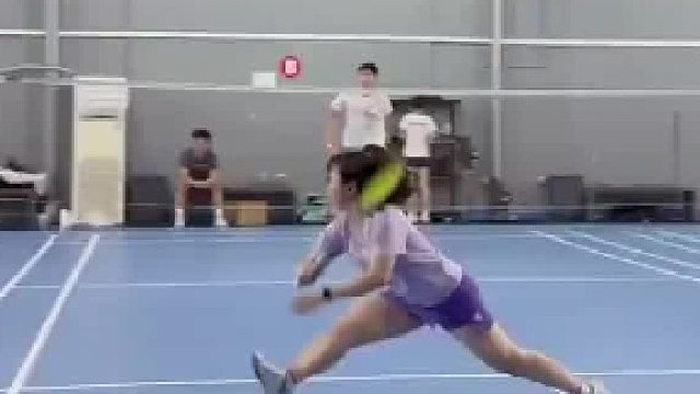 打羽毛球遇上超强对手，瞬间心态崩盘！