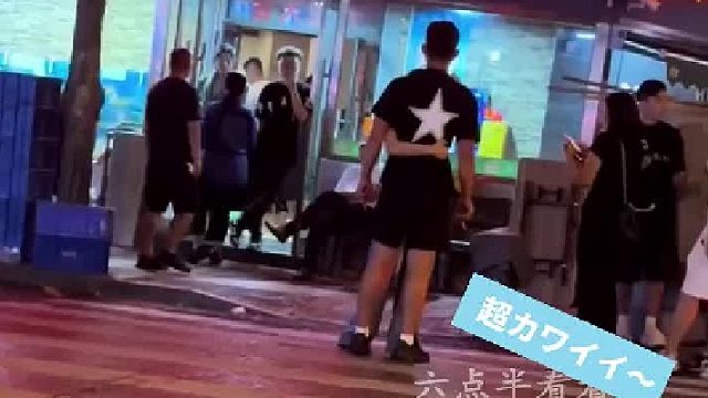 有人对着路过美女吹口哨，男友瞬间暴起要干架，女友的表现是亮点