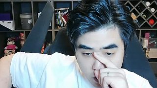 朱開看Hope向前閃現(xiàn)送頭傻眼：這么大壓力？這樣躲塞拉斯E？