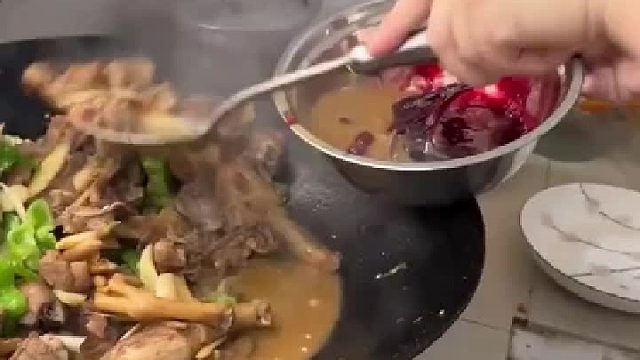 一开始看着很正常，逐渐画风就不对了，看到成品出来真的蚌埠住