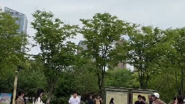 看看后面有多少手机在拍