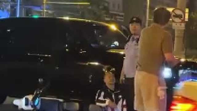 电瓶车撞上千万豪车车主当场发飙网友句原版原漆 大哥心都碎了