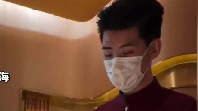 男子吃火锅遇假茅台，被服务员高情商提醒，经专业鉴定确实为假