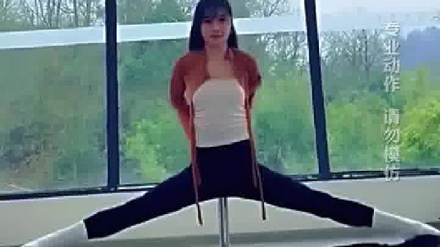 女子展示高空瑜伽，美感和力量居然同时体现