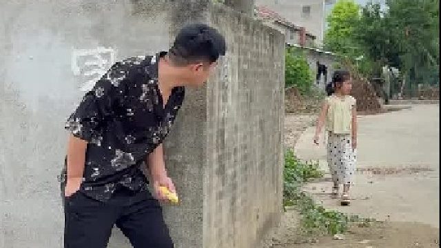 小女孩回家路上惊险一幕，好在学校老师教过，陌生人给的东西不能吃