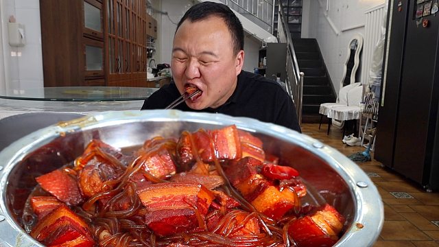 冰箱里有点五花肉，阿强做红烧肉炖粉条，配上大米饭太过瘾啦！