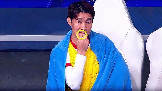 主动洗牌？韦世豪替补席咬手指，2分钟后怒喷裁判吃黄牌！